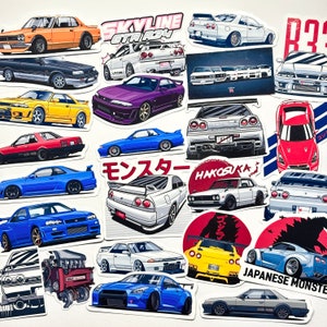 Op de afbeelding: Een verzameling kleurrijke auto stickers met verschillende Japanse automodellen, waaronder de Nissan Skyline, Honda Civic en Toyota Supra. De stickers hebben verschillende ontwerpen, waaronder anime-personages, Japanse tekst en race-thema's.