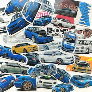 Peut inclure: Une collection d'autocollants de voiture colorés représentant différentes marques et modèles de Subaru Impreza. Les autocollants sont imprimés sur du vinyle de haute qualité, imperméable et résistant à la décoloration. Les autocollants présentent une variété de designs, notamment une Subaru Impreza bleue avec un moteur détaillé, une Subaru Impreza jaune avec une bande noire et une Subaru Impreza blanche avec une bande noire. Les autocollants présentent également le texte "The World is Flat" et "Subaru" en japonais.