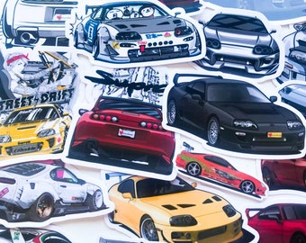 以下が含まれることがあります： 様々なトヨタスープラのモデルのイラストが描かれたカラフルなステッカーのコレクション。ステッカーは、赤、黒、黄、白など、さまざまな色で展開されています。ステッカーは、ラップトップ、水筒、その他の表面にスタイリッシュなアクセントを加えるのに最適です。