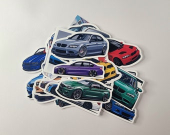 以下が含まれることがあります： 青、グレー、赤、紫、黄色、緑の色合いの様々なモデルを特徴とする車のステッカーのコレクション。ステッカーは、車両の詳細なイラストを展示し、デザインと機能に焦点を当てています。