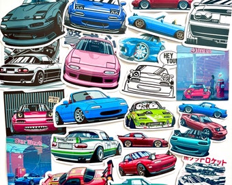 以下が含まれることがあります： 様々なマツダ・ロードスターのイラストが描かれたカラフルなステッカーのセット。ステッカーには、「Hey You！」や「Car Wash」など、さまざまな色、デザイン、テキストが使用されています。
