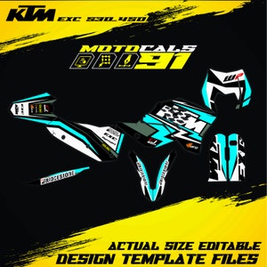 Op de afbeelding: Een zwart-witte motorfiets grafisch ontwerp sjabloon met blauwe en witte accenten. Het ontwerp bevat de tekst "KTM EXC 530_450" en "MOTOCALS 91".