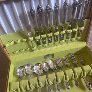 Vintage Rogers 1881 Oneida LTD, Silverplated, Silverware, Flatware, flower or rose pattern, with box