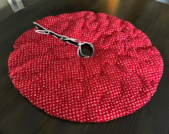 Vintage 30 inch Round Tree Skirt, Fluffy, Red and White, Christmas, Christmas Design, so cute