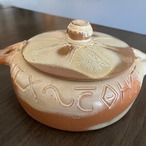Vintage Frankoma Pottery Wagon Wheel Casserole Dish with Lid #94V - Desert Gold Western Cattle Brand Southwestern Stoneware Bean Pot Decor