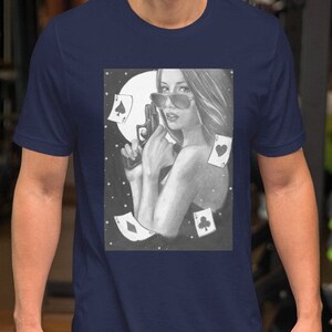 La dama de la suerte: Tiburón de cartas armado con estilo - Camiseta unisex