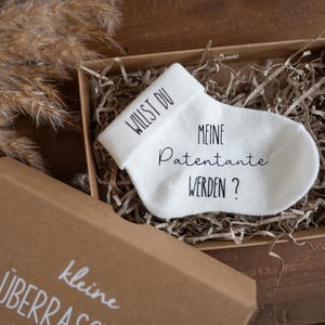 Patentante Patenonkel Baby Frage Schwangerschaft verkünden Willst du meine Patentante werden Babysocke Geschenkbox Überraschung Nachwuchs