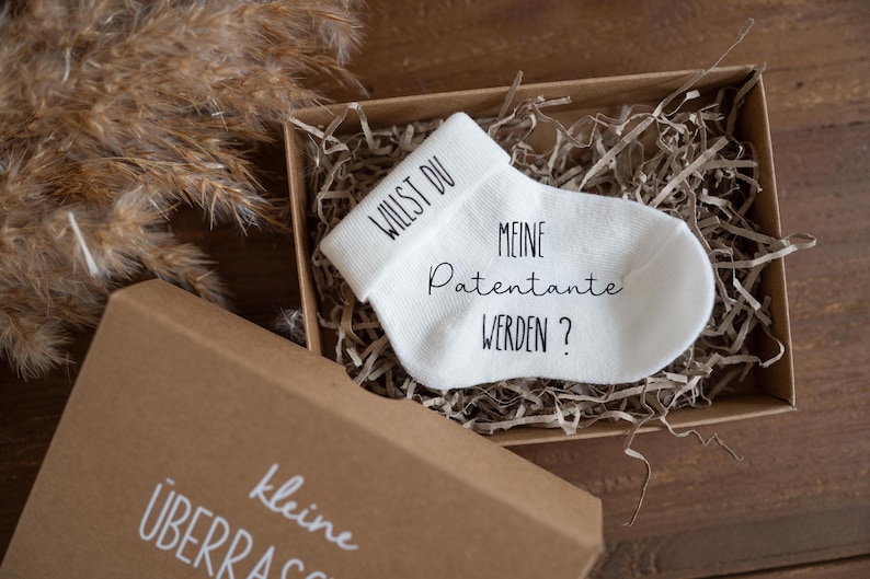 Babysocken zur Verkündung der Schwangerschaft Frage Pateneltern Patentante Patenonkel werden