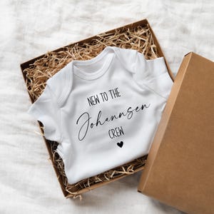 Nuovo nella Crew Body per neonati con nome annuncio gravidanza personalizzabile diventerai papà diventeremo genitori body regalo nascita neonato