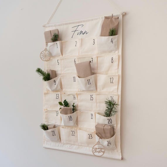 Adventskalender personalisiert mit 24 Taschen aus hochwertigem Material mit Namen für Kinder Weihnachten Dekoration Kinderzimmer
