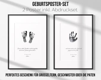 Peut inclure: Deux affiches encadrées noires avec un fond blanc. L'affiche de gauche présente une empreinte de pied noir et blanc avec le texte "Presenten Scheite wirst du begleiten und meinen Lebensweg bereichern." L'affiche de droite présente une empreinte de main noir et blanc avec le texte "And never much as the friend and guide you on the world." Les deux affiches portent le texte "GEBURTSPOSTER-SET 2 Poster inkl. Abdruckset" en haut et "PERFEKTES GESCHENK FÜR GROSSELTERN, GESCHWISTER ODER DIE PATEN" en bas.
