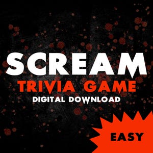 Può includere: Un download digitale per un gioco di trivia su Scream, con uno sfondo rosso e nero con schizzi di sangue. Il testo "SCREAM TRIVIA GAME" è in bianco, e "DIGITAL DOWNLOAD" è in bianco. Un'esplosione di stelle rossa con la parola "EASY" in nero si trova nell'angolo in basso a destra.