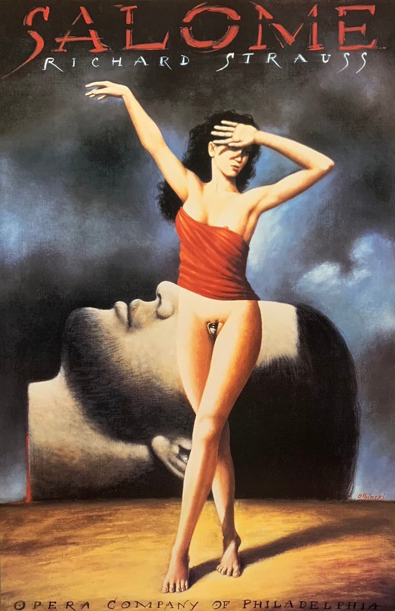 K&ouml;nnte beinhalten: Eine Frau in einem roten Kleid steht mit dem R&uuml;cken zum Betrachter, ihre Hand bedeckt ihr Gesicht. Sie steht vor einem gro&szlig;en, wei&szlig;en, geformten Gesicht. Der Text "SALOME RICHARD STRAUSS" befindet sich oben im Bild.