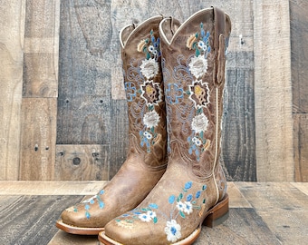 Handmade Leather Floral Embroidered Boots/ Mexican Artisanal Women's Boots/ Western Boots/Cowgirl Authentic Boots/ Women's Mexican Boots.