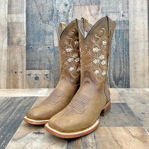 Handmade Leather Floral Embroidered Boots/ Mexican Artisanal Women's Boots/ Western Boots/Cowgirl Authentic Boots/ Women's Mexican Boots.