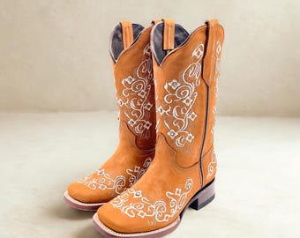 Handmade Leather Floral Embroidered Boots/ Mexican Artisanal Women's Boots/ Western Boots/Cowgirl Authentic Boots/ Women's Mexican Boots
