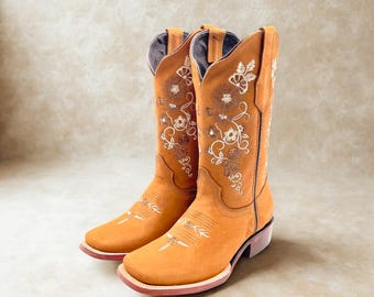 Handmade Leather Floral Embroidered Boots/ Mexican Artisanal Women's Boots/ Western Boots/ Cowgirl Authentic Boots/ Women's Mexican Boots