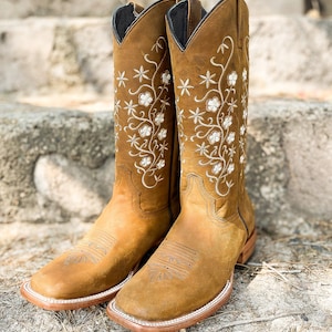 Handmade Leather Floral Embroidered Boots/ Mexican Artisanal Women's Boots/ Western Boots/Cowgirl Authentic Boots/ Women's Mexican Boots.