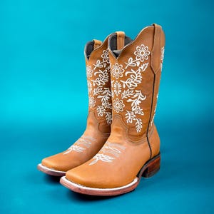 Handmade Leather Floral Embroidered Boots/ Mexican Artisanal Women's Boots/ Western Boots/Cowgirl Authentic Boots/ Women's Mexican Boots