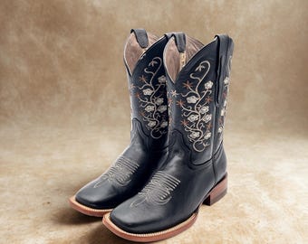 Handmade Leather Floral Embroidered Boots Black / Artisanal Women's Boots/ Western Boots/ Cowgirl Authentic Boots/ Women's Mexican Boots