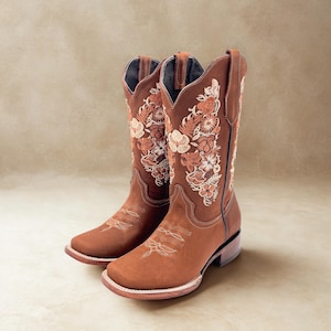 Handmade Leather Floral Embroidered Boots/ Mexican Artisanal Women&#39;s Boots/ Western Boots/Cowgirl Authentic Boots/ Women&#39;s Mexican Boots