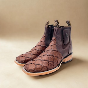 Botines vaqueros Charro de pescador hechos a mano para hombre, estilo vaquero, con estampado de pez pirarucú/Chelsea, punta cuadrada/medias botas con punta cuadrada.