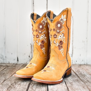 Handmade Leather Floral Embroidered Boots/ Mexican Artisanal Women's Boots/ Western Boots/ Cowgirl Authentic Boots/ Women's Mexican Boots