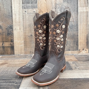 Handmade Leather Floral Embroidered Boots/ Mexican Artisanal Women's Boots/ Western Boots/Cowgirl Authentic Boots/ Women's Mexican Boots.