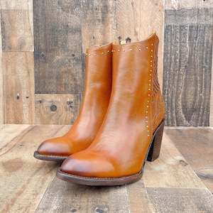 Handmade western Ankle Boots / Women Casual Western Cowboy Boots/ Pointed Toe Women Cowboy Boots/ Vintage Cowgirl Ankle Boots booties