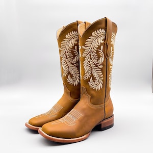 Handmade Leather Floral Embroidered Boots/ Mexican Artisanal Women's Boots/ Western Boots/Cowgirl Authentic Boots/ Women's Mexican Boots