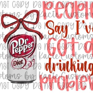 Könnte beinhalten: Eine weiße Diet Dr. Pepper-Dose mit roter Schleife, dem Dr. Pepper-Logo und dem Text "People Say I've Got a Drinking Problem" in roter und rosa Schrift. Das Bild hat einen weißen Hintergrund.