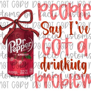 Puede incluir: Una lata de refresco Dr. Pepper Cherry roja con un lazo rojo, con el texto "People Say I've Got a Drinking Problem." La lata es de 355 ml y tiene un gráfico de cereza.