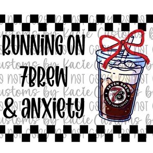 Könnte beinhalten: Grafikdesign mit dem Text "RUNNING ON 7 BREW & ANXIETY" und einer Illustration einer Kaffeetasse. Die Tasse hat eine rote Schleife und einen Strohhalm. Das Design enthält einen schwarz-weißen Schachbrettmuster-Rand.