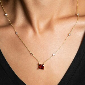 Collana con pietra portafortuna personalizzata, regalo per le donne, collana con pietra portafortuna in oro per mamma e sorella, pietre portafortuna per la famiglia