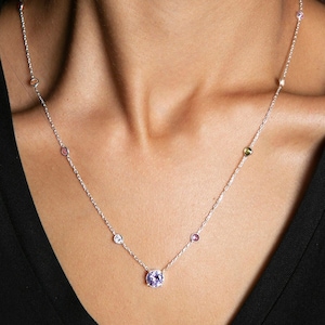 Collana personalizzata con pietra portafortuna per la mamma, collana con pietra portafortuna in oro per mamma e nonna, pietre portafortuna per la famiglia, collana delicata, regalo per la mamma
