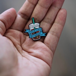 Cold Like My Heart Kaffee Emaille Pins Broschen