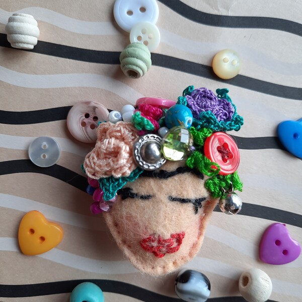 Frida Kahlo Filzbrosche Brosche Anstecker Pin Stoffbrosche Stickerei Häkelblumen bestickt