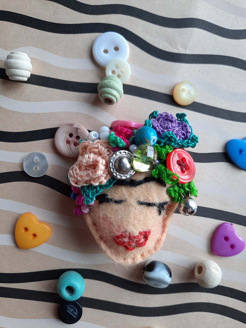 Frida Kahlo Filzbrosche Brosche Anstecker Pin Stoffbrosche Stickerei Häkelblumen bestickt Bild 1