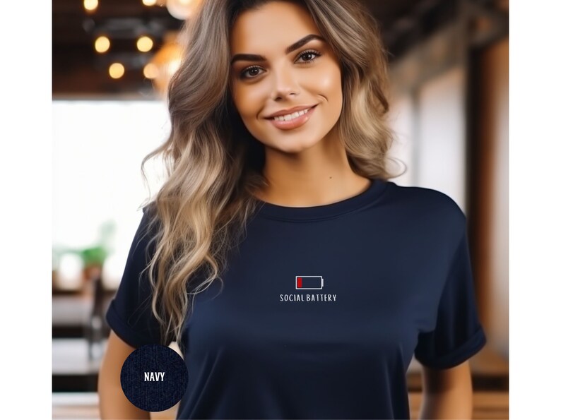 Op de afbeelding: Een marineblauw t-shirt met een witte afbeelding van een bijna lege batterij en de tekst "Social Battery".