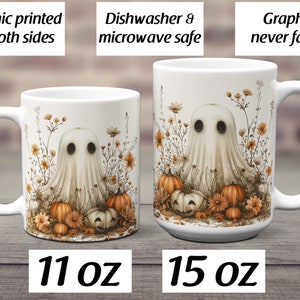 K&ouml;nnte beinhalten: Eine wei&szlig;e Keramiktasse mit einem Geist und K&uuml;rbissen in einem Blumenfeld. Die Tasse ist in den Gr&ouml;&szlig;en 11 oz und 15 oz erh&auml;ltlich. Der Text "Graphic printed on both sides" befindet sich oben im Bild. Der Text "Dishwasher & microwave safe" befindet sich in der Mitte des Bildes. Der Text "Graphic never fades" befindet sich unten im Bild.