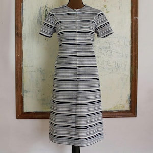 Mod "Flutterbye", blauw-wit gestreepte shift-jurk uit de jaren 60