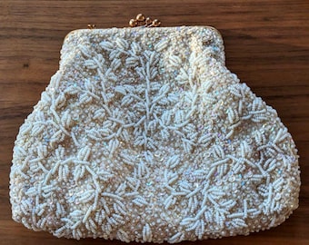 Bolsa de noite vintage La Regale anos 50, branca e creme, com armação dourada, cristais, lantejoulas e aplicações de miçangas.