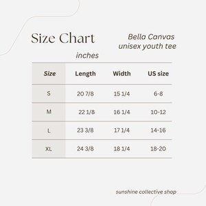 K&ouml;nnte beinhalten: Gr&ouml;&szlig;entabelle f&uuml;r das Bella Canvas Unisex-Jugend-T-Shirt, zeigt die Gr&ouml;&szlig;en S, M, L und XL mit den entsprechenden L&auml;ngen- und Breitenma&szlig;en in Zoll und US-Gr&ouml;&szlig;en.