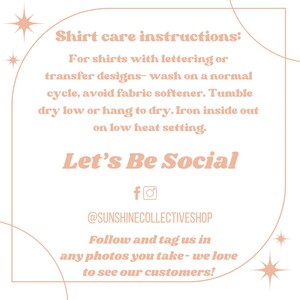 K&ouml;nnte beinhalten: Rosa und wei&szlig;er Text auf wei&szlig;em Hintergrund mit rosa Rand. Der Text lautet "Anleitung zur Pflege von Shirts: F&uuml;r Shirts mit Schriftz&uuml;gen oder Transferdesigns - waschen Sie sie in einer normalen Maschine, vermeiden Sie Weichsp&uuml;ler. Trocknen Sie sie im Trockner bei niedriger Temperatur oder h&auml;ngen Sie sie zum Trocknen auf. B&uuml;geln Sie sie auf links bei niedriger Temperatur. Let's Be Social f o @SUNSHINECOLLECTIVESHOP Folgen Sie uns und taggen Sie uns in allen Fotos, die Sie machen - wir lieben es, unsere Kunden zu sehen!"
