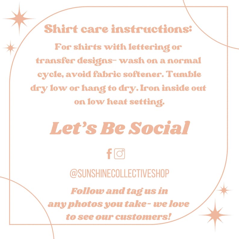 K&ouml;nnte beinhalten: Rosa und wei&szlig;er Text auf wei&szlig;em Hintergrund mit rosa Rand. Der Text lautet "Anleitung zur Pflege von Shirts: F&uuml;r Shirts mit Schriftz&uuml;gen oder Transferdesigns - waschen Sie sie in einer normalen Maschine, vermeiden Sie Weichsp&uuml;ler. Trocknen Sie sie im Trockner bei niedriger Temperatur oder h&auml;ngen Sie sie zum Trocknen auf. B&uuml;geln Sie sie auf links bei niedriger Temperatur. Let's Be Social f o @SUNSHINECOLLECTIVESHOP Folgen Sie uns und taggen Sie uns in allen Fotos, die Sie machen - wir lieben es, unsere Kunden zu sehen!"