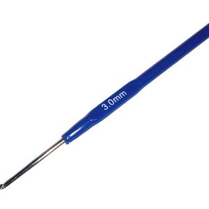 One-Sided Crochet Hook with Plastic Handle | Ergonomic Grip Crochet Tool | Size 3 | 12 cm | Crafting Accessory | Needlework