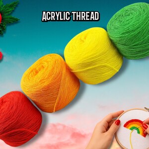 Op de afbeelding: Afbeelding van kleurrijk acrylgaren in rood, oranje, geel en groen. De tekst "ACRYLIC THREAD" staat bovenaan. Een hand borduurt een regenboog op witte stof in een houten borduurring. Een rood hart en een rode bloem staan ook in de afbeelding.