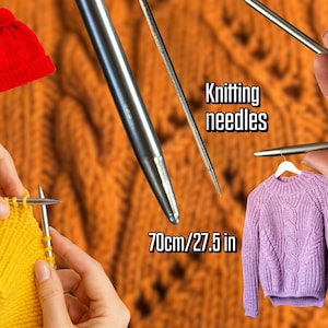 Op de afbeelding: Afbeelding met breinaalden, een rode gebreide muts en een paarse kabelgebreide trui. De tekst "Knitting needles" is zichtbaar. De afbeelding toont ook een geel gebreid stuk en de afmeting "70cm/27.5 in".