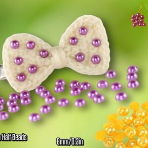 Peut inclure: Un nœud papillon en crochet crème orné de demi-perles violettes, ainsi que des boucles d'oreilles assorties et des perles en vrac. L'image montre également des perles jaunes et le texte "Sew-on Half Beads" et "8mm/0.3in".