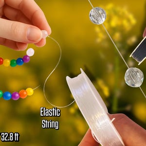 Puede incluir: Imagen de una pulsera de cuentas de colores del arcoíris y cuentas facetadas transparentes ensartadas en hilo elástico. Se ve un carrete de hilo elástico, junto con el texto "Elastic String" y "10m / 32.8 ft".